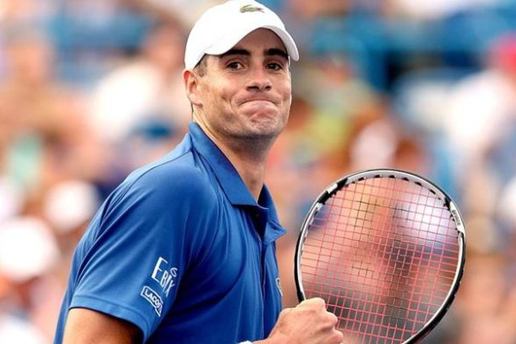 Petenis Amerika Serikat, John Isner, mengepalkan tangan merayakan setelah meraih match point, saat melawan Juan Martin Del Potro di babak semifinal Western & Southern Open di Lindner Family Tennis Center, Cincinnati, Sabtu (17/8/2013).