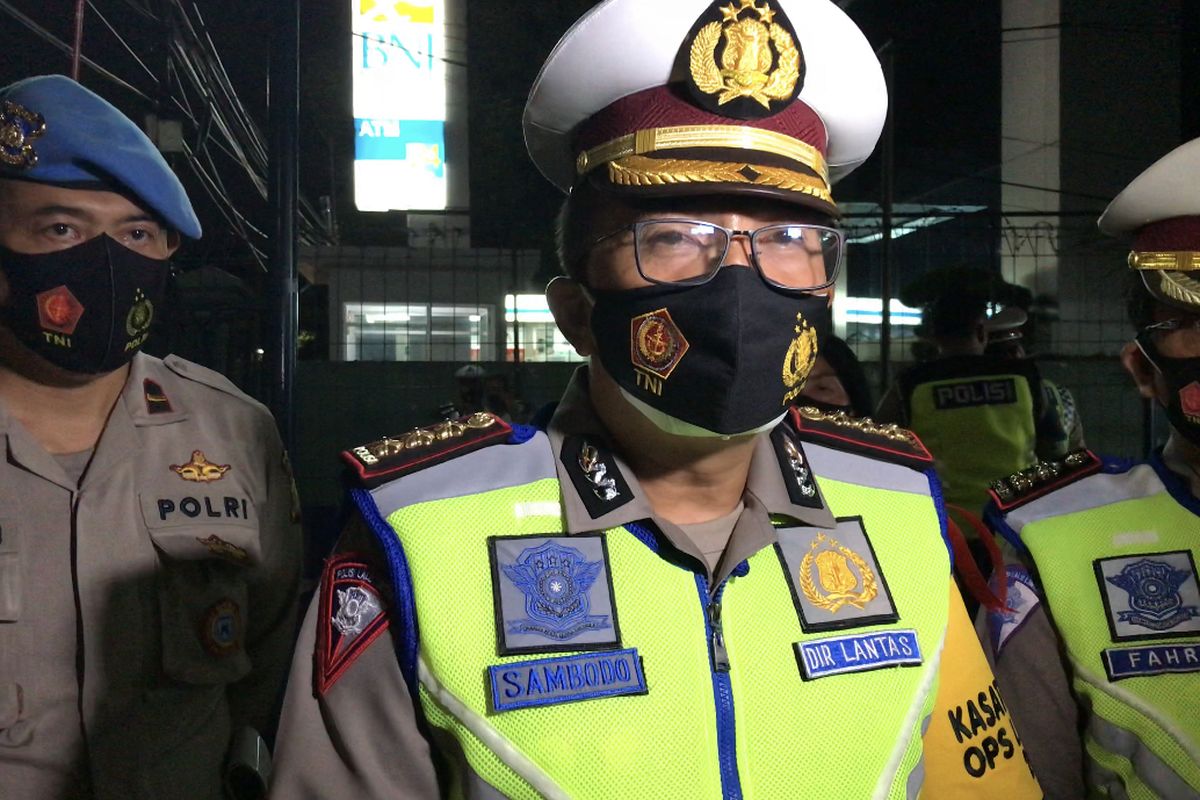 Direktur Lalu Lintas Polda Metro Jaya, Kombes Pol Sambodo Purnomo Yogo memberikan keterangan pers saat olah Tempat Kejadian Perkara (TKP) kecelakaan di Jalan Raya Ragunan, Pasar Minggu, Jakarta Selatan pada Jumat (25/12/2020) yang melibatkan anggota Polri.