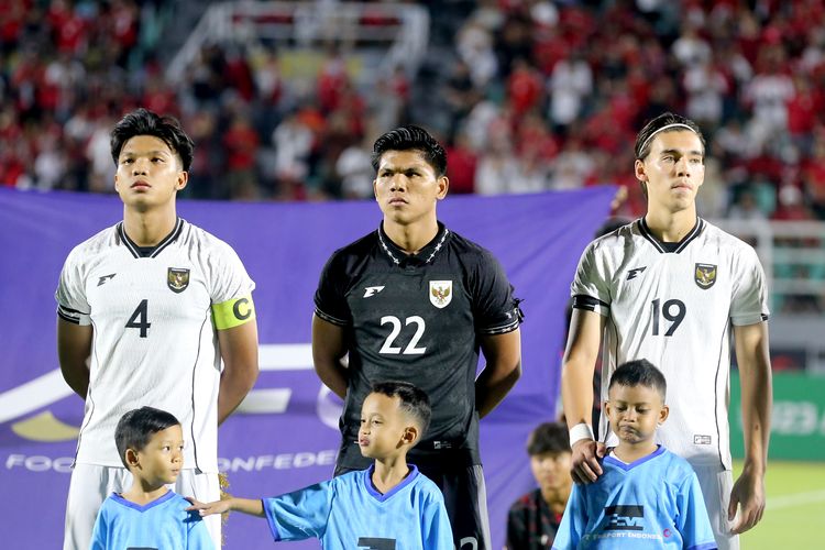 Penjaga gawang Timnas U23 Indonesia Cahya Supriadi jelang laga Grup J Kualifikasi Piala Asia U23 2026 melawan Korea Selatan yang berakhir dengan skor 1-0 di Stadion Gelora Delta Sidoarjo, Jawa Timur, Selasa (9/9/2025) malam.