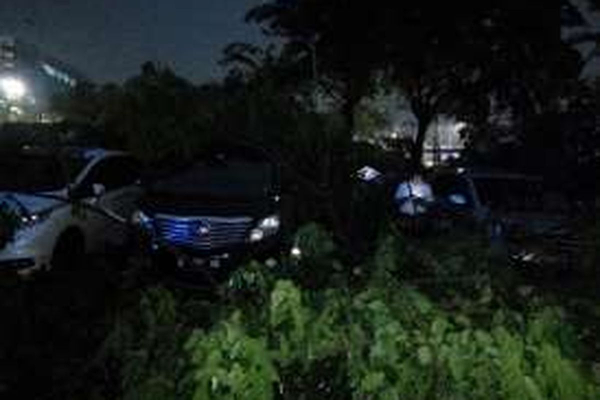 Pohon tumbang menimpa puluhan mobil di parkiran Gedung Bank Panin, Senayan, Jakarta, Kamis (10/11/2016). 