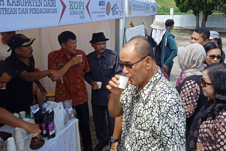 Keinginan untuk mengembalikan masa jaya kopi Sidikalang dilakukan Disperindang Kabupaten Dairi lewat Festival Kopi Sidikalang 2018, namun ala kadarnya.