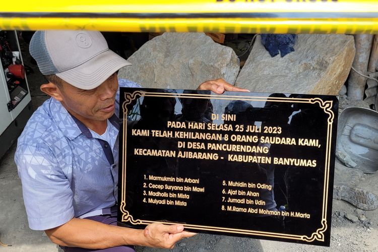 Prasasti bertuliskan nama delapan pekerja yang terjebak di llubang galian tambang emas di Desa Pancurendang, Kecamatan Ajibarang, Kabupaten Banyumas, Jawa Tengah, Selasa (1/8/2023).