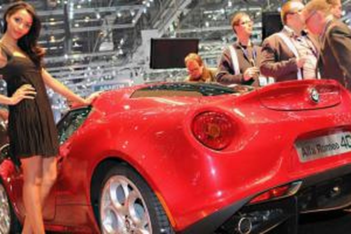 Wanita pendamping di stand Alfa Romeo