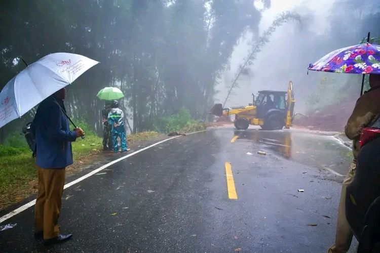 Hujan deras melanda Kabupaten Manggarai NTT, mengakibatkan longsor melanda Jalan Nasional Ruteng-Reo, tepatnya di Karot, Keluraha Karot, Kecamatan Langke Rembong, pada Senin (6/2/2023) pagi. 