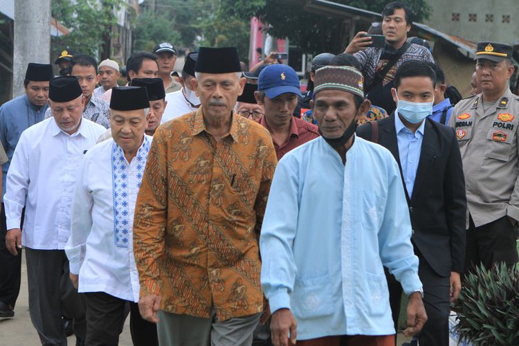 Pimpinan Pondok Modern Pesantren Darussalam Gontor KH M Akrim Mariyat (baju coklat) saat ziarah ke makam AM (17) di Tempat Pemakaman Umum (TPU) Sungai Selayur, Kecamatan Kalidoni, Palembang, Sumatera Selatan, Jumat (9/9/2022).