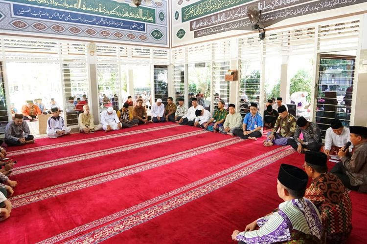 Suasana doa bersama yang dilakukan oleh ratusan Aparatur Sipil Negara (ASN) di lingkungan Pemkab Banyuwangi, yang dilaksanakan seusai solah Jumat di Masjid Babusalam, Kantor Pemkab Banyuwangi, Jumat (18/10/2019).