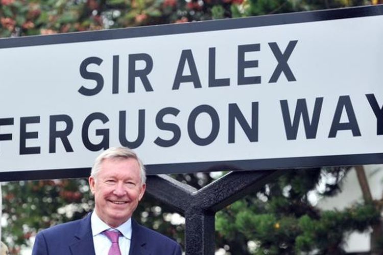 Mantan pelatih Manchester United, Sir Alex Ferguson saat peresmian jalan dengan namanya di kompleks Stadion Old Trafford, Senin (14/10/2013). 