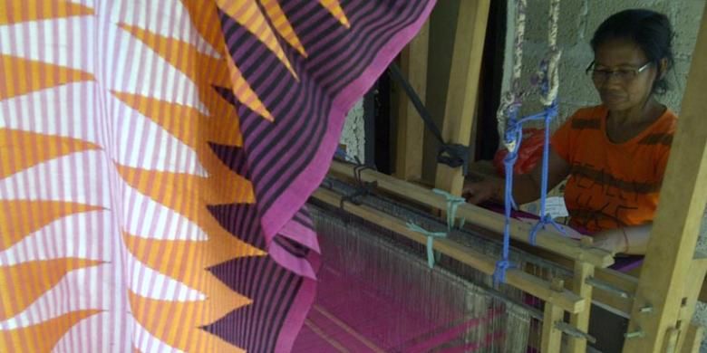 Warga Desa Pejukutan, Nusa Penida, Kabupaten Klungkung, Bali, sedang menenun Cepuk Rangrang.