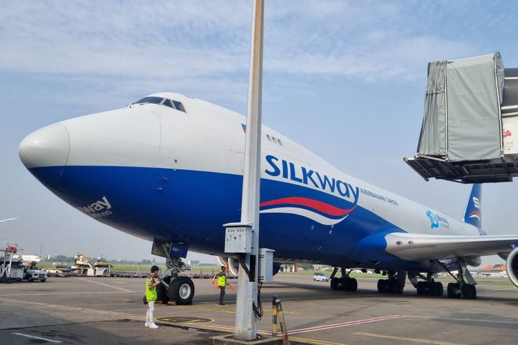 Pesawat Chartered ke 1 dari Shanghai telah mendarat di Soeta. Mobil balap akan segera di angkut dan akan sampai di JIS sekitar jam 13.00 WIB siang ini.