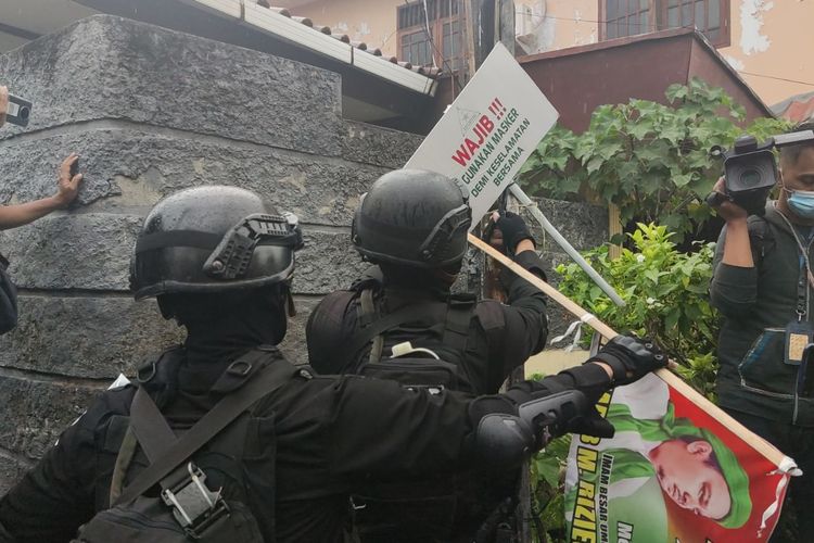 Aparat TNI-Polri mencopot atribut di markas FPI Petamburan, Jakarta Pusat, Rabu (30/12/2020).