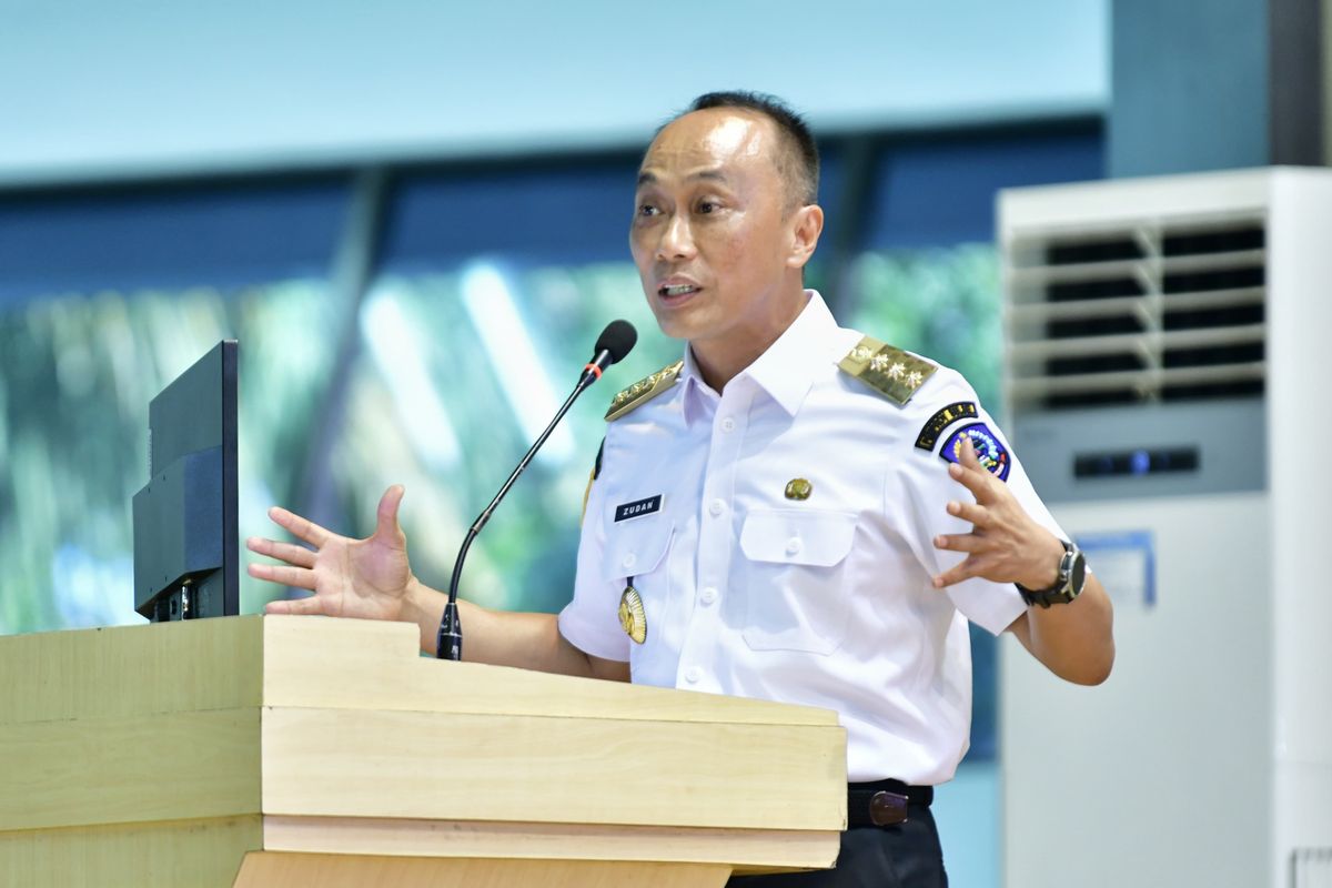 Pj Gubernur Sulawesi Selatan Zudan Arif Fakrulloh menyampaikan arahannya dalam agenda Apel Komandan Satuan TNI Angkatan Darat (AD) Komando Daerah Militer (Kodam) XIV/Hasanuddin di Balai Prajurit Jenderal M Yusuf, Makassar, Rabu (29/5/2024).