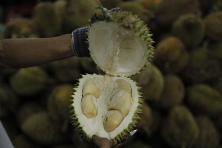 Suasana di Durian Ucok, Jalan Wahid Hasyim, Kota Medan, Sumatera Utara, Kamis (25/8/2016). Durian Ucok buka 24 jam setiap hari, tujuh hari dalam sepekan. Di sini, pengunjung bisa meminta durian sesuai rasa yang digemari, antara pahit dan manis.