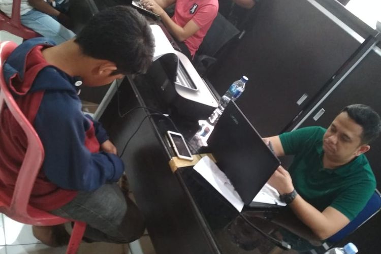 SR (16) pelajar SMK yang menjadi pelaku penodongan saat diamankan di Polresta Palembang, Selasa (25/6/2019). SR mengaku nekat menodong untuk membeli sepatu.