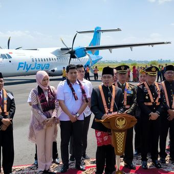 Bupati Jember Muhammad Fawait melakukan soft launching reaktivasi Bandara Notohadinegoro Jember ketika pesawat Fly Jaya mendarat untuk pertama kalinya di Jember, Minggu (17/8/2025).