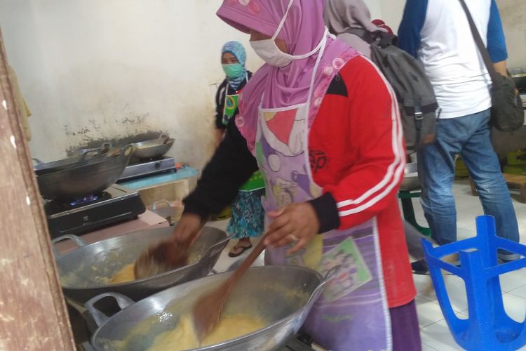 Proses produksi susu kambing Ettawa di Desa Kemirikebo Girikerto Turi, Sleman, Yogyakarta.