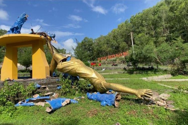 Patung voli roboh di pantai sepanjang, Tanjungsari, Gunungkidul