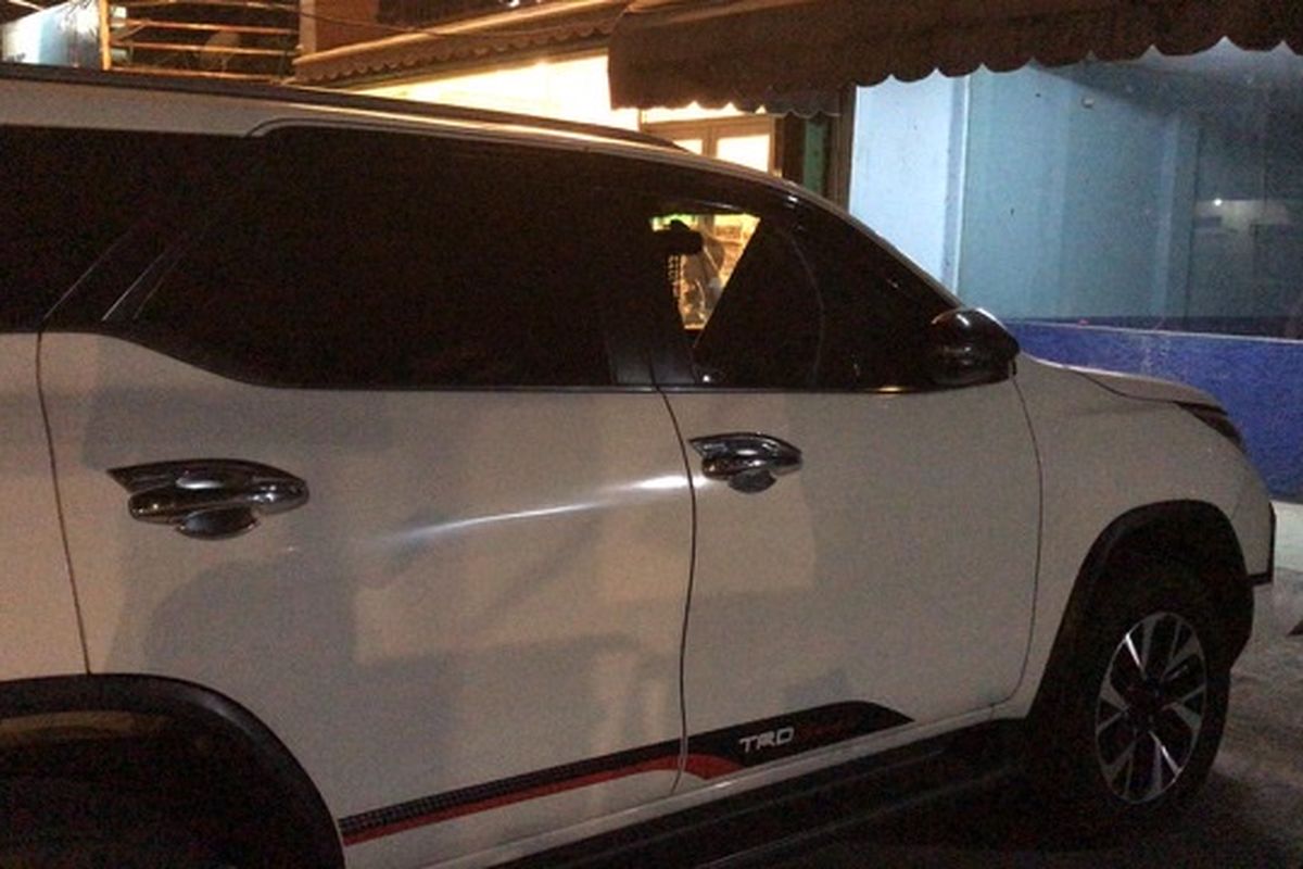 Pencuri mengambil cek senilai Rp 43,9 miliar dan uang Rp 550 juta dengan cara memecahkan kaca mobil Toyota Fortuner warna putih berpelat A 1629 KQ di Kemang, Jakarta Selatan, Rabu (23/7/2020).