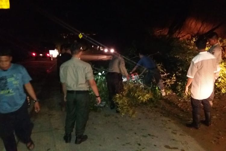 Petugas sedang membersihkan material longsor di Jalur Padang-Solok, Rabu (5/6/2019).