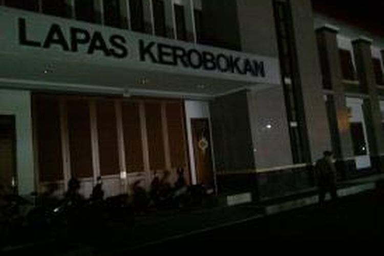 Suasana lapas Kerobokan pada malam hari