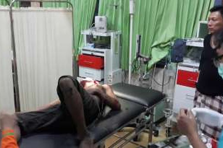 Seorang pelaku begal menjalani perawatan di RSUD dr R Soedarsono Kota Pasuruan setelah kritis usai dihajar warga, Minggu (17/4/2016). Selain pelaku kritis, dua pelaku lainnya tewas dan tiga berhasil melarikan diri.