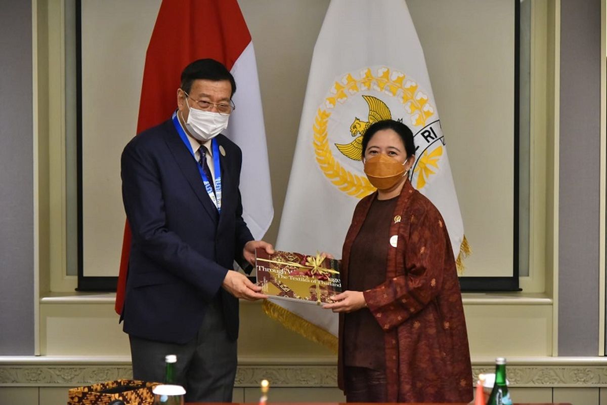 Ketua DPR RI Puan Maharani saat menggelar pertemuan dengan Ketua Senat/Wakil Presiden Majelis Nasional Kerajaan Thailand Pornpetch Wichitcholchai disela kegiatan IPU ke-144 di Nusa Dua, Bali, Rabu (23/3/2022). 