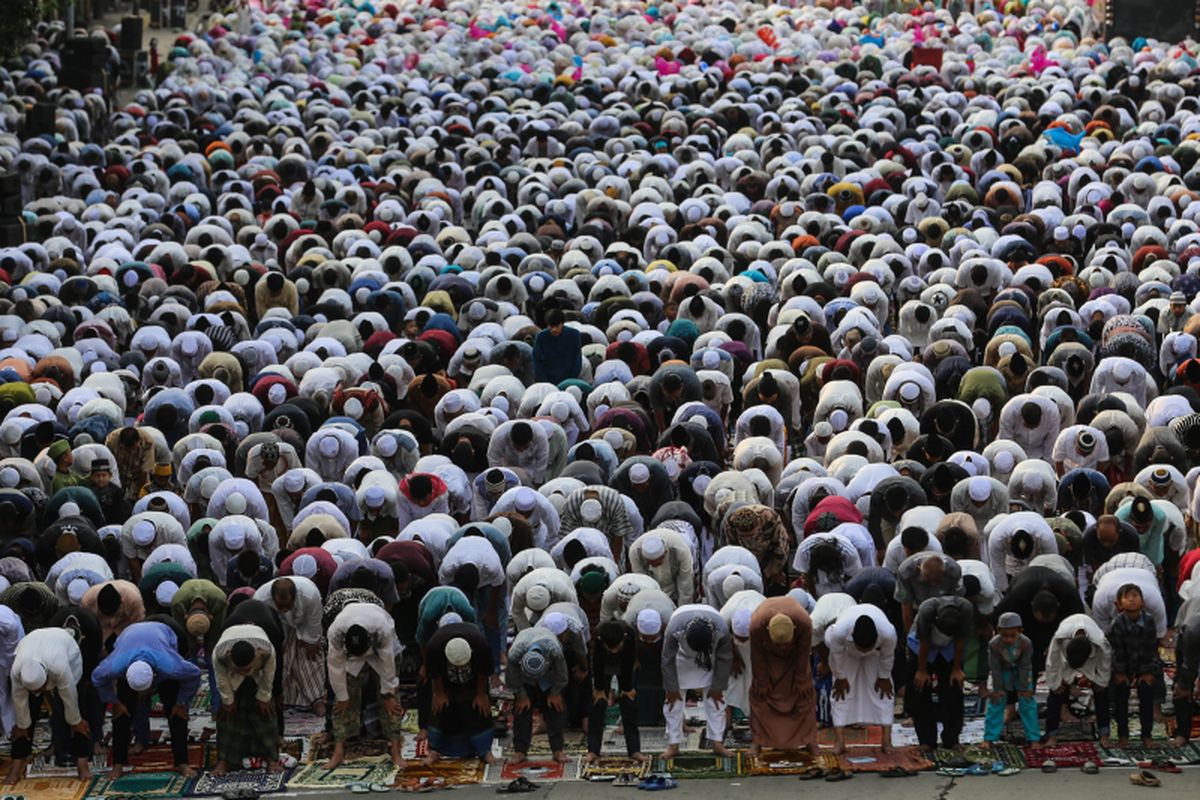 Umat Muslim melaksanakan Shalat Idul Fitri 1 Syawal 1439 Hijriah di Jatinegara, Jakarta Timur, Jumat (15/6/2018). Umat Islam merayakan Hari Raya Idul Fitri setelah sebulan lamanya menjalankan ibadah puasa pada bulan Ramadan.