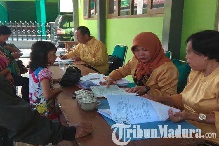 Loket Penerimaan Peserta Didik Baru (PPDB) sistem zonasi, di SMPN 3 Tulungagung, Kamis (20/6/2019). Gara-gara Potret Rumah, SMPN 3 Tulungagung Menemukan Pendaftar PPDB Sistem Zonasi Dari Tengah Samudera Hindia. 