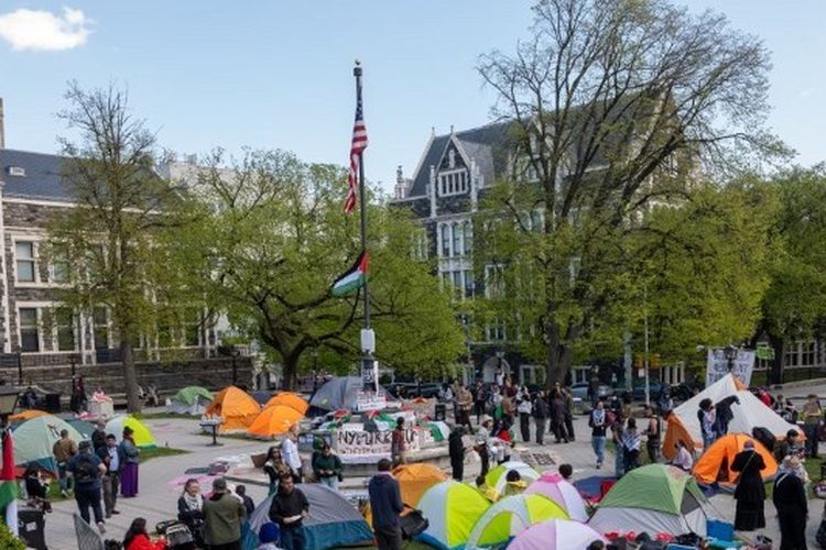 Mahasiswa dan masyarakat sipil di City College berkumpul untuk melakukan demo pro-Palestina di New York City pada 26 April 2024. Mereka bergabung dengan mahasiswa dari Universitas Columbia dan sejumlah pelajar sekolah lainnya di Amerika Serikat untuk menyuarakan hal yang sama.