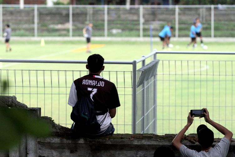 Dua orang sedang melihat Timnas Indonesia latihan jelang ujicoba melawan Timor Leste dalam rangka FIFA Matchday di Stadion Gelora Samudra Kuta, Rabu (6/1/2022) sore.