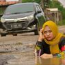 Sindir Pemerintah, Suami Istri Difoto bak Model di Jalan Rusak dan Viral