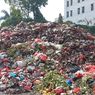 Sampah Menggunung di Pasar Kemiri Muka Depok, Tingginya Sejajar  Atap Kios