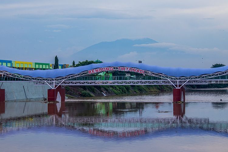 Jembatan kaca di Bendung Tirtonadi yang menjadi latar belakang foto favorit.