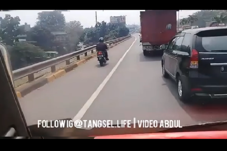Seorang pengendara sepeda motor yang ketahuan masuk ke jalan tol. Kejadian kali ini dilaporkan terjadi di Jalan Tol Lingkar Luar Jakarta menjelang keluar pintu tol Pondok Aren, Tangerang Selatan.