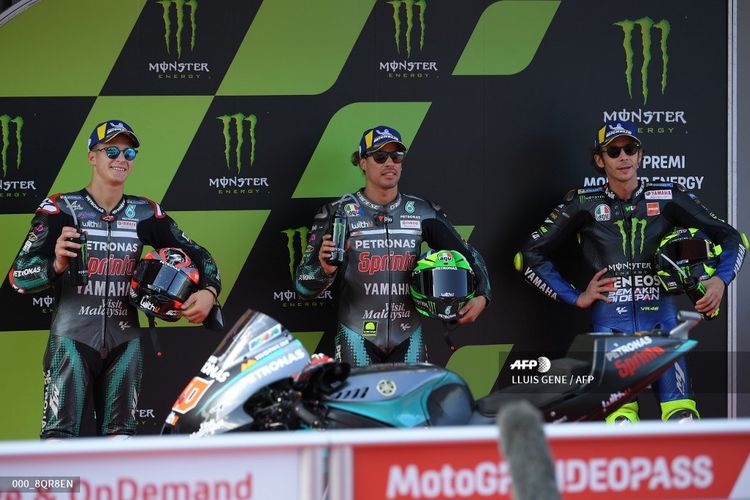 Pembalap Italia Petronas Yamaha SRT, Franco Morbidelli (tengah), posisi pertama, pembalap Prancis Petronas Yamaha SRT Fabio Quartararo (kiri), kedua dan pembalap Monster Energy Yamaha Valentino Rossi (kanan), ketiga, berpose setelah sesi kualifikasi MotoGP di Moto Grand. Prix de Catalunya di Circuit de Catalunya pada 26 September 2020 di Montmelo di pinggiran Barcelona.