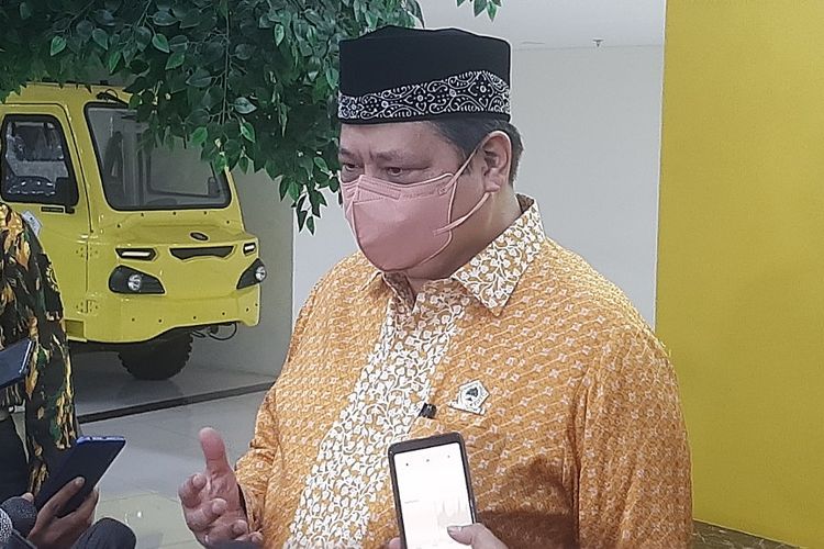 Ketua Umum Partai Golkar Airlangga Hartarto memberikan keterangan kepada pers di Kantor DPP Partai Golkar, Jakarta, Rabu (18/5/2022).