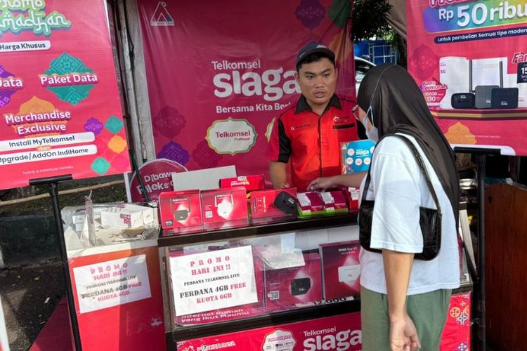 Posko Telkomsel Siaga di Islamic Center Samarinda hadir untuk menjangkau pasar yang lebih luas selama momen Ramadhan dan mudik Lebaran 2024.