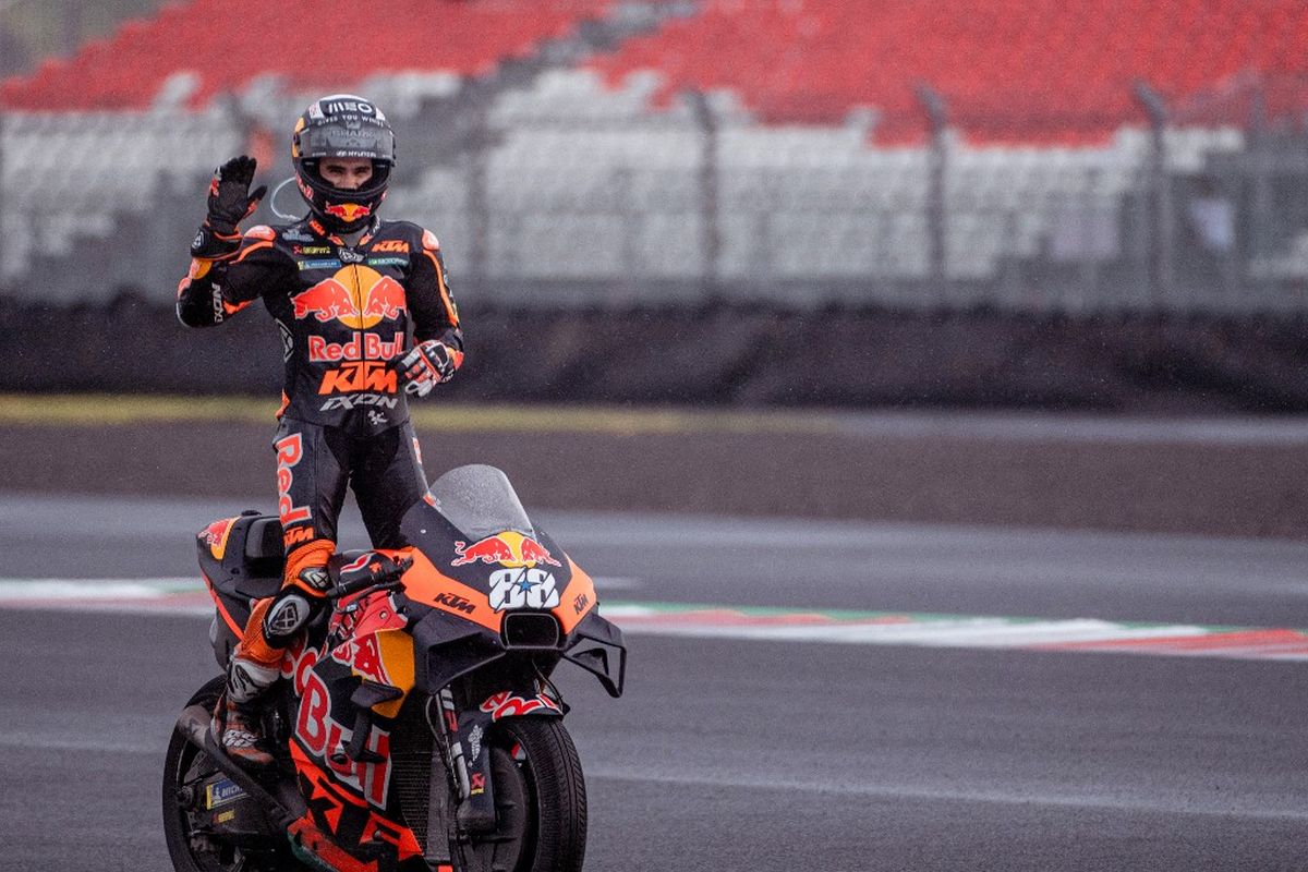 Miguel Oliveira dedikasikan kemenangan di MotoGP Mandalika untuk Risman, staf hotel tempatnya menginap. (Photo by BAY ISMOYO / AFP)