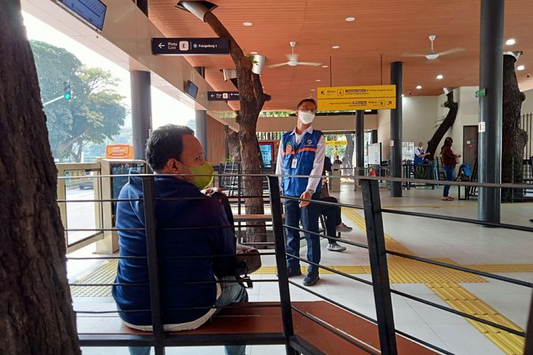 Calon penumpang Transjakarta di Halte Balai Kota.