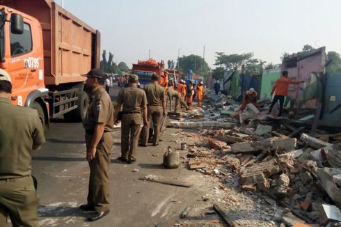 Pemkot Jakbar Tertibkan Puluhan Kios di Terminal Kalideres