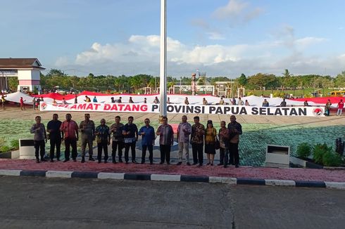 Warga di Merauke Bentangkan Bendera Raksasa Sambut Pengesahan RUU Provinsi Papua Selatan