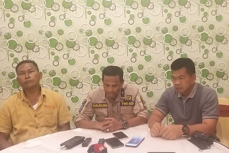 Kapenrem 174/ATW Mayor Inf Laharuni (kedua dari kiri) memberikan keterangan pers. 
