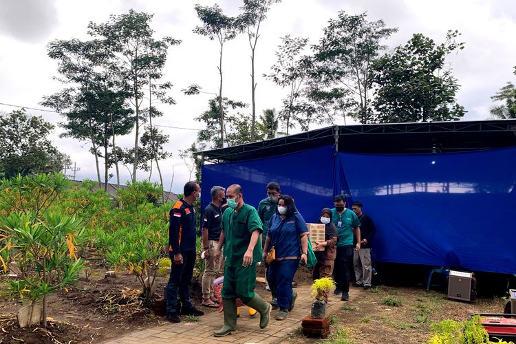 Dokter Forensik seusai melakukan otopsi pada dua jenazah kakak beradik korban Tragedi Kanjuruhan, Natasya Debi Ramadani (16) dan Naila Debi Anggraini (13) di TPU Dusun Patuk Desa Sukolilo Kecamatan Wajak, Kabupaten Malang, Sabtu (5/11/2022) sore.
