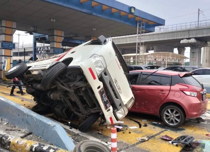 Rekaman CCTV Kecelakaan di GT Halim Utama, Truk Mebel Masih Melaju dengan Kecepatan Tinggi di Pintu Tol