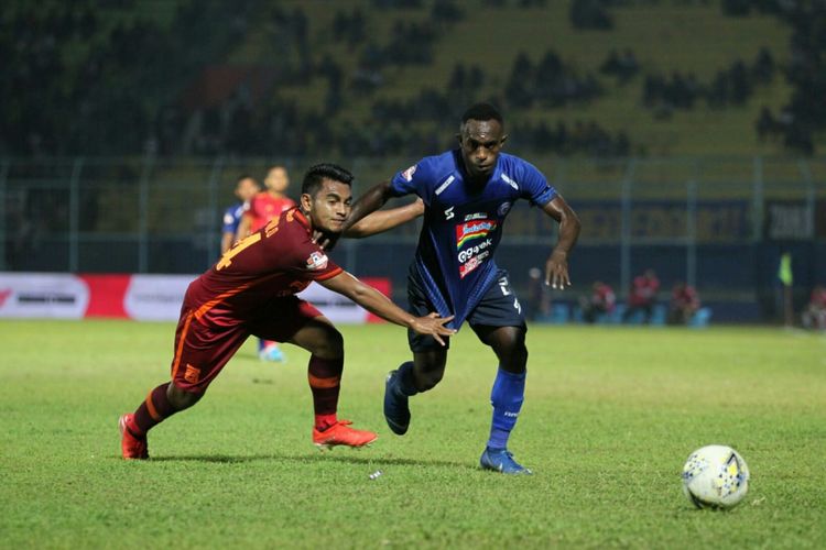 Pemain Arema FC, Ricky Kayame, dan pemain Borneo FC, Nur Diansyah, berjibaku di Stadion Kanjuruhan, Malang, Jumat (13/9/2019).