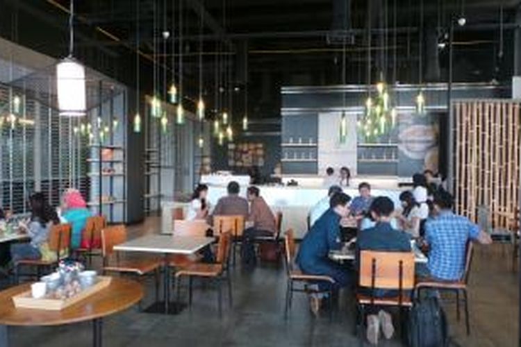 Pengunjung menikmati menu-menu kuliner di Cozyfield Cafe pada soft launching di Gramedia Emerald Bintaro, Tangerang Selatan, Banten, Selasa (23/12/2015). Cozyfield Cafe terletak di lantai dasar Gramedia Emerald Bintaro dan buka mulai pukul 10.00 - 19.00 WIB khusus soft launching hingga 6 Januari 2016.