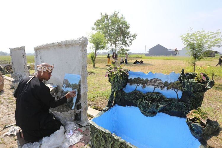 Pandi Mulyana Orang Gila asal Kampung Babakan Asta, Desan Rancaekek Wetan, Kecamatan Rancaekek, Kabupaten Bandung, Jawa Barat, menggelar pameran karyanya yang dihasilkan dari pelbagai jenis sampah. Selain menampilkan 100 karyanya, pameran bertema Rancaekek Berimajinasi itu menampilkan Teater Kasunda dan Workshop pembuatan vas bunga dari bahan Diapers (Sampah Pampers).