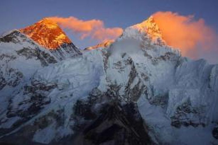 Atap dunia, puncak Gunung Everest dengan ketinggian 8.850 meter difoto dari Kalapattar, 5.545 meter.