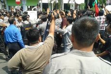 Demo soal Buta Aksara, Mahasiswa Bentrok dengan Polisi 