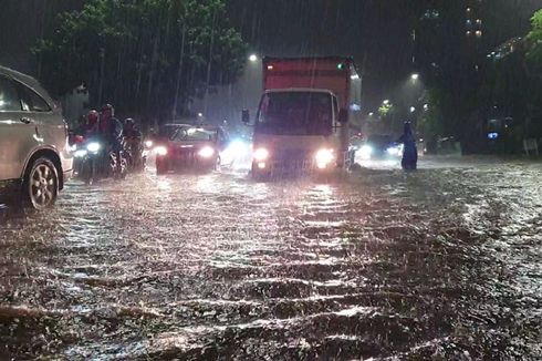 Jalan DI Panjaitan Tergenang Air Akibat Hujan Deras, Arus Lalu Lintas Macet