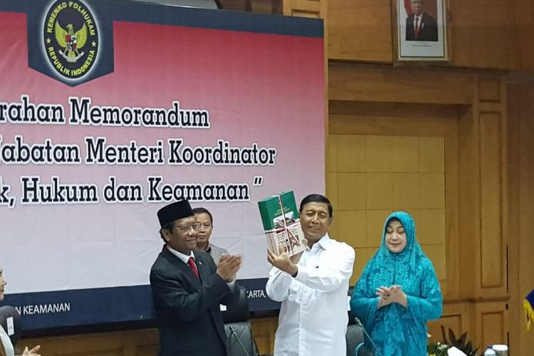 Wiranto saat akan menyerahkan buku tugas-tugas Kemenko Polhukam kepada Menko Polhukam yang baru Mahfud MD, saat serah terima jabatan, Rabu (26/10/2019).